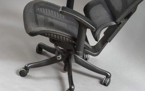 kiểm tra chất liệu ghế khi mua online