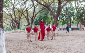 Nên cho con học trường quốc tế hay công lập tốt hơn?